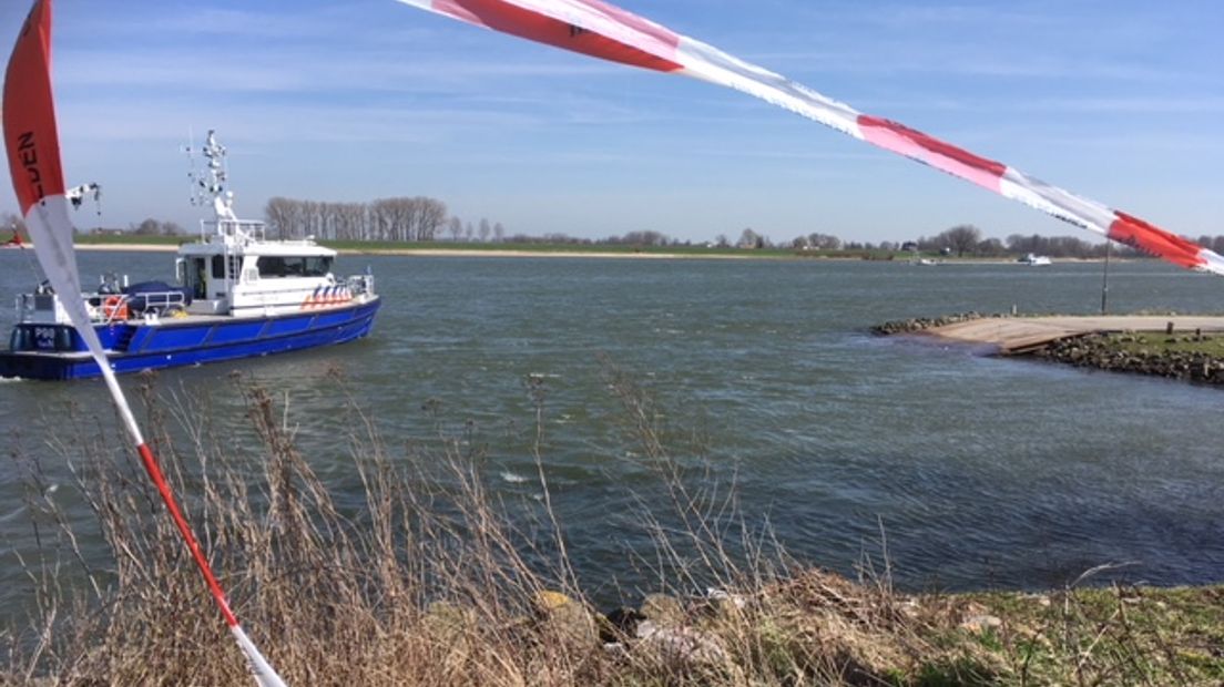 De politie zet speurhonden in bij de zoektocht naar eventuele andere slachtoffers van het ongeval donderdagavond in Brakel. Deze dieren zijn gespecialiseerd in het ruiken van stoffelijke overschotten in het water. Bij het ongeluk bij de Veerdam kwam een 33-jarige man uit Zaltbommel om het leven.