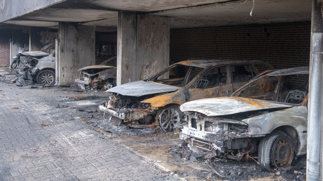 Bij de brand zijn meerdere auto's verwoest