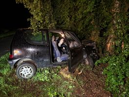 Auto botst tegen boom in Grolloo, inzittende gewond