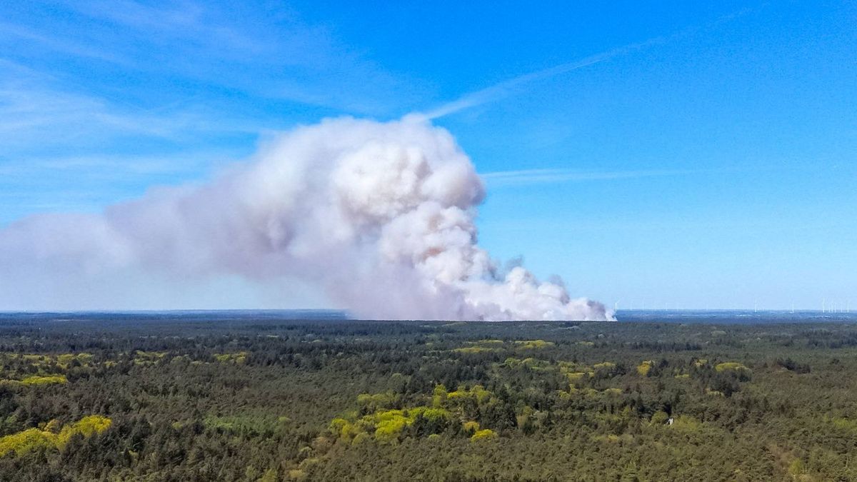 Grote natuurbrand in Epe, rookwolken te zien vanaf Nunspeet