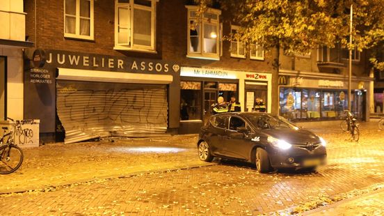 Ramkraak bij juwelier, auto rijdt rolluik aan gort