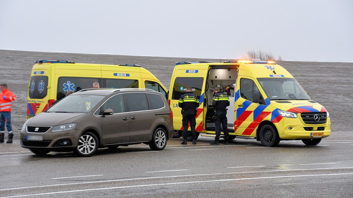 Vrouw zwaargewond na val uit rijdende auto op Brouwersdam