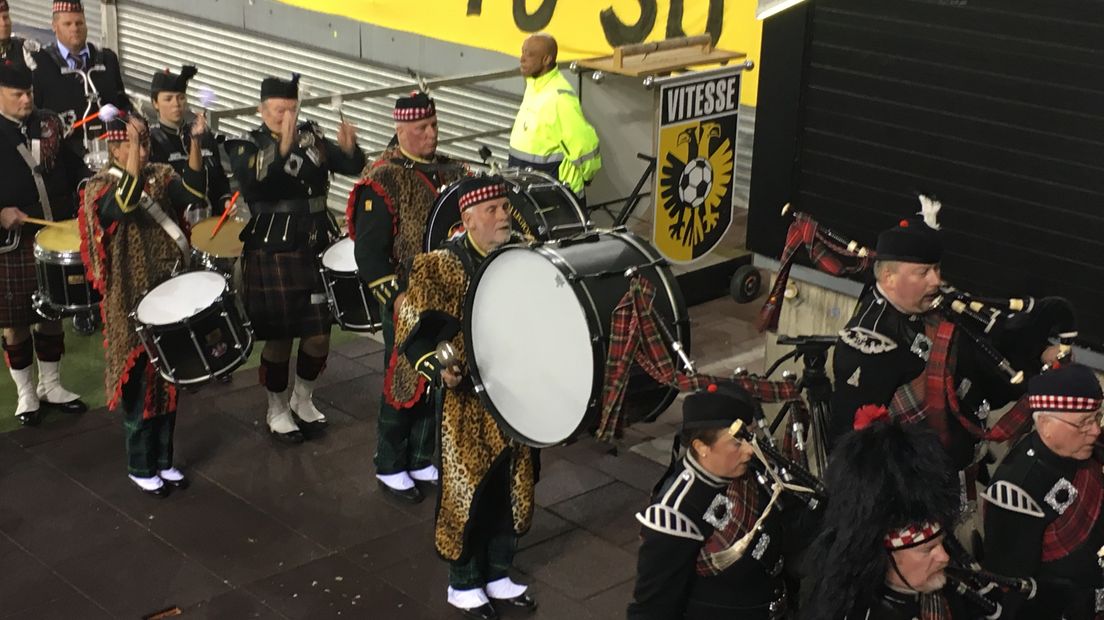 Vitesse heeft zaterdagavond het traditionele Airborne-duel niet kunnen winnen. Hoewel de Arnhemmers in de eerste helft het overwicht hadden, was er de tweede helft niks meer van over. Het werd tegen ADO Den Haag dan ook 1-1. De Arnhemse ploeg eindigde het duel ook nog eens met tien man, omdat Van der Werff twee keer een gele kaart pakte.