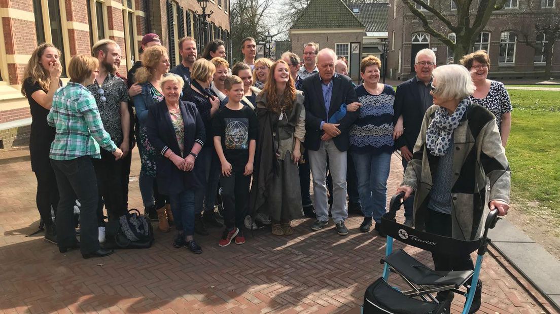 De cast van 'Het meisje van Yde' op bezoek in het Drents Museum (foto RTV Drenthe/Andries Ophof)