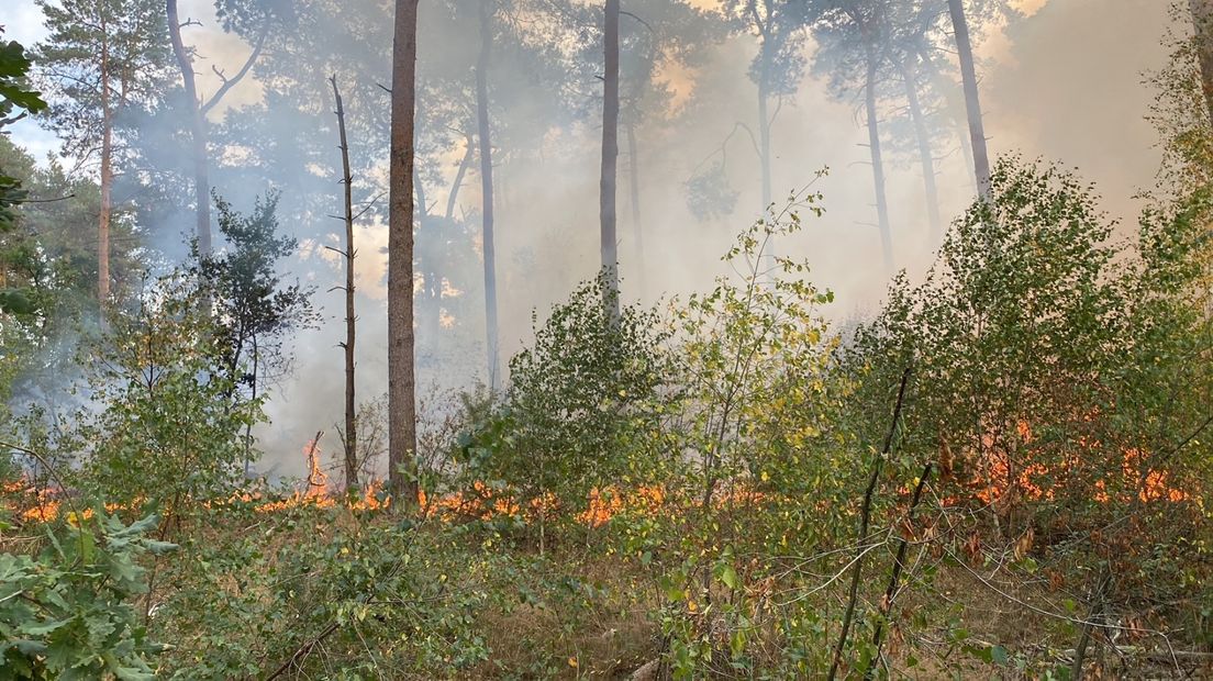 Bij de brand komt ook de nodige rook vrij