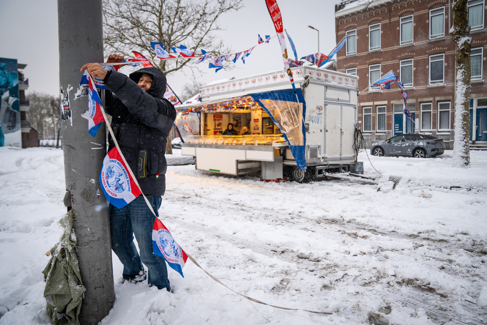 Ismael staat met zijn viskraam op een verder bijna lege Afrikaandermarkt