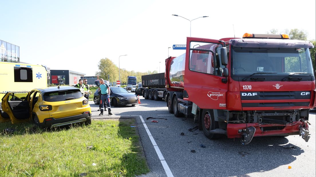 De vrachtwagen en auto betrokken bij het ongeluk op de Winschoterweg