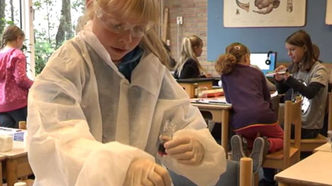 Basisschool De Meent in Ommeren neemt woensdagmiddag een Willie Wortels Uitvinderij in gebruik. In het klaslokaal kunnen leerlingen proefjes doen op het gebied van scheikunde, natuurkunde en biologie.