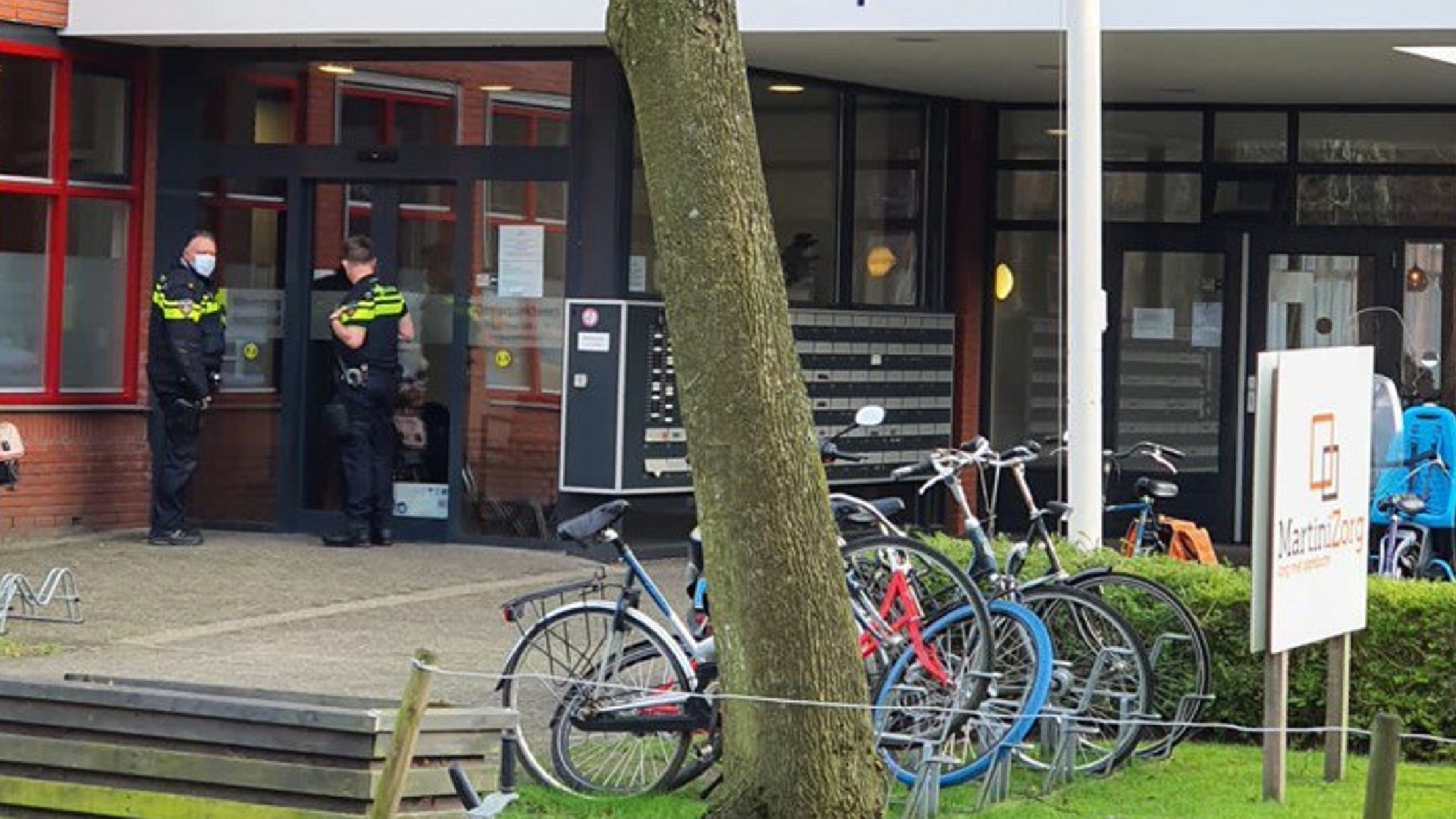 Politieagenten houden de wacht bij de hoofdingang
