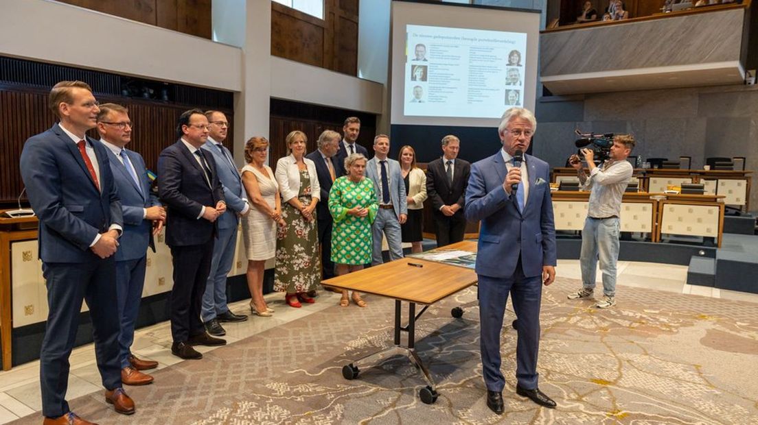 Commissaris van de Koning John Berends spreekt de zaal toe.