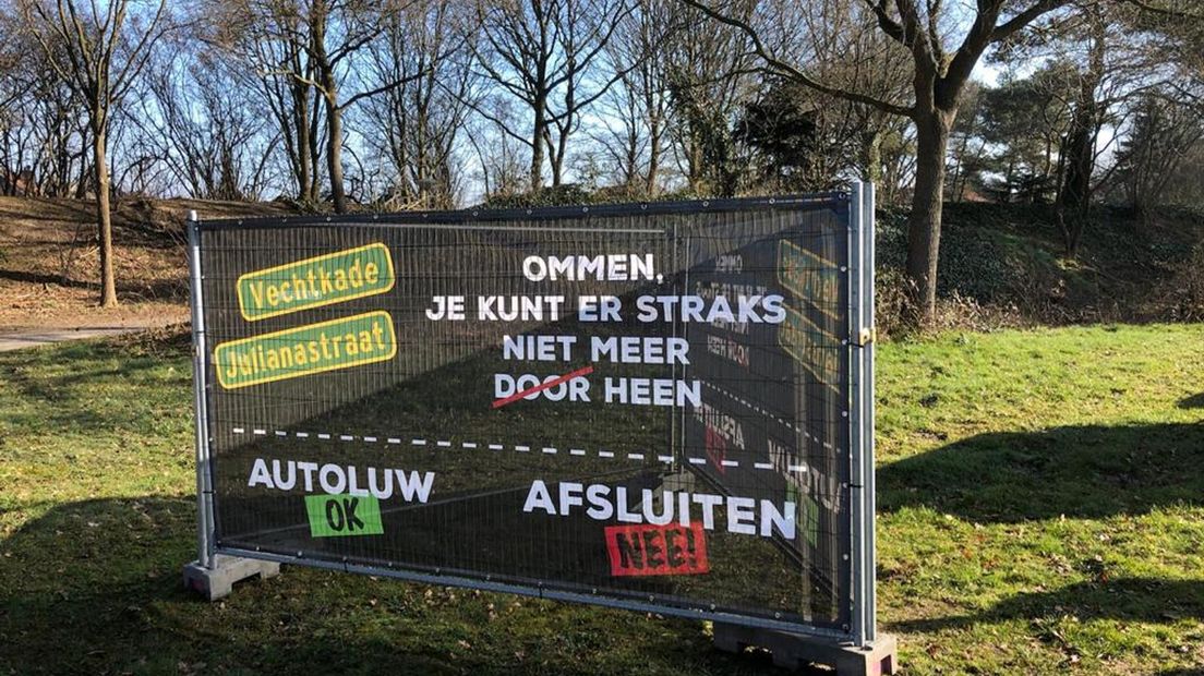 Spandoek tegen afsluiting Vechtkade en Julianastraat in Ommen