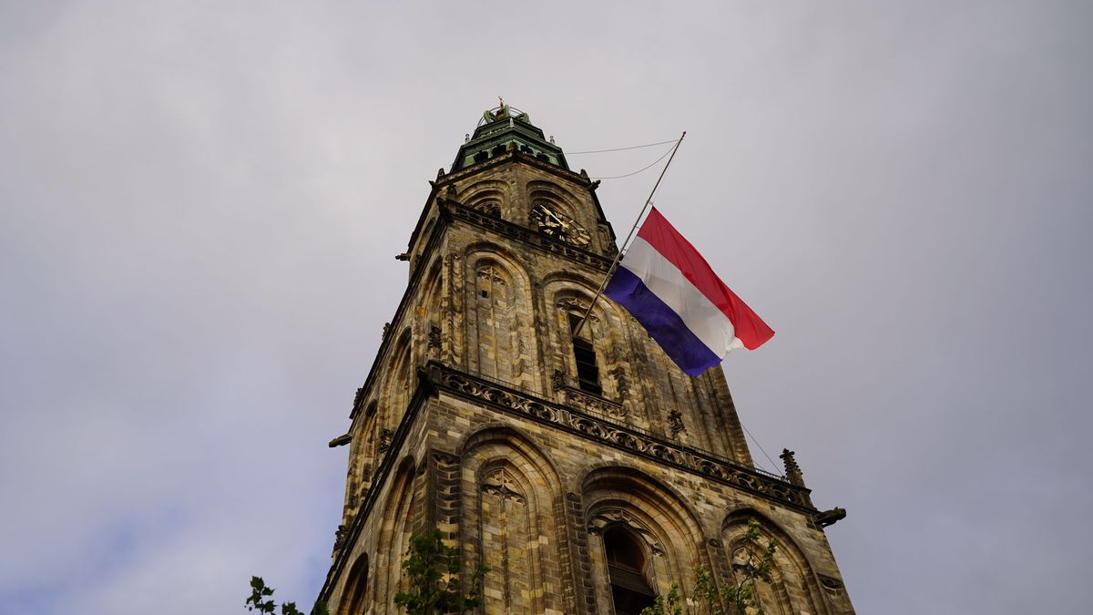 Dodenherdenking Groningen in beeld: 'We weten waar een gebrek aan