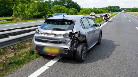 File door kettingbotsing • fietser botst bakwagen. File door kettingbotsing • fietser botst bakwagen.