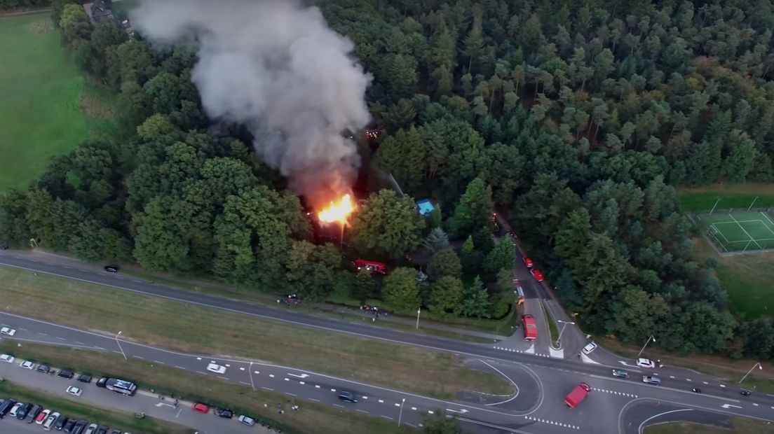 Een drone heeft woensdagavond beelden gemaakt van de villa in Ugchelen bij Apeldoorn die in vlammen opging.