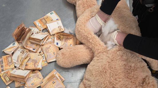 Politie vindt heel waardevolle knuffel: teddy volgestopt met geld Nieuws