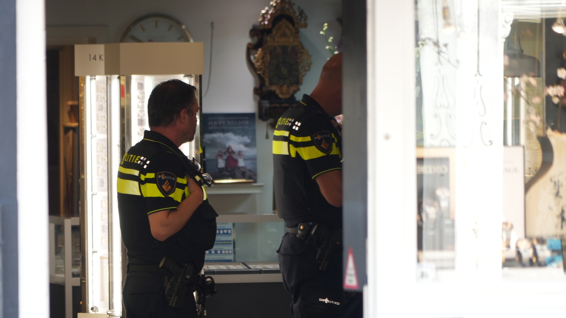 112-nieuws vrijdag 22 mei: Beschonken man in water bij Hoofdstation • Overvallers dreigen met mes in juwelierszaak