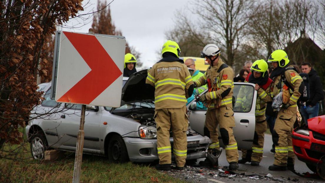 Op de Krakkedel in Doornenburg zijn woensdagochtend twee auto's op elkaar gebotst. In een flauwe bocht kwamen een grijze Nissan en een rode Opel met elkaar in aanraking.