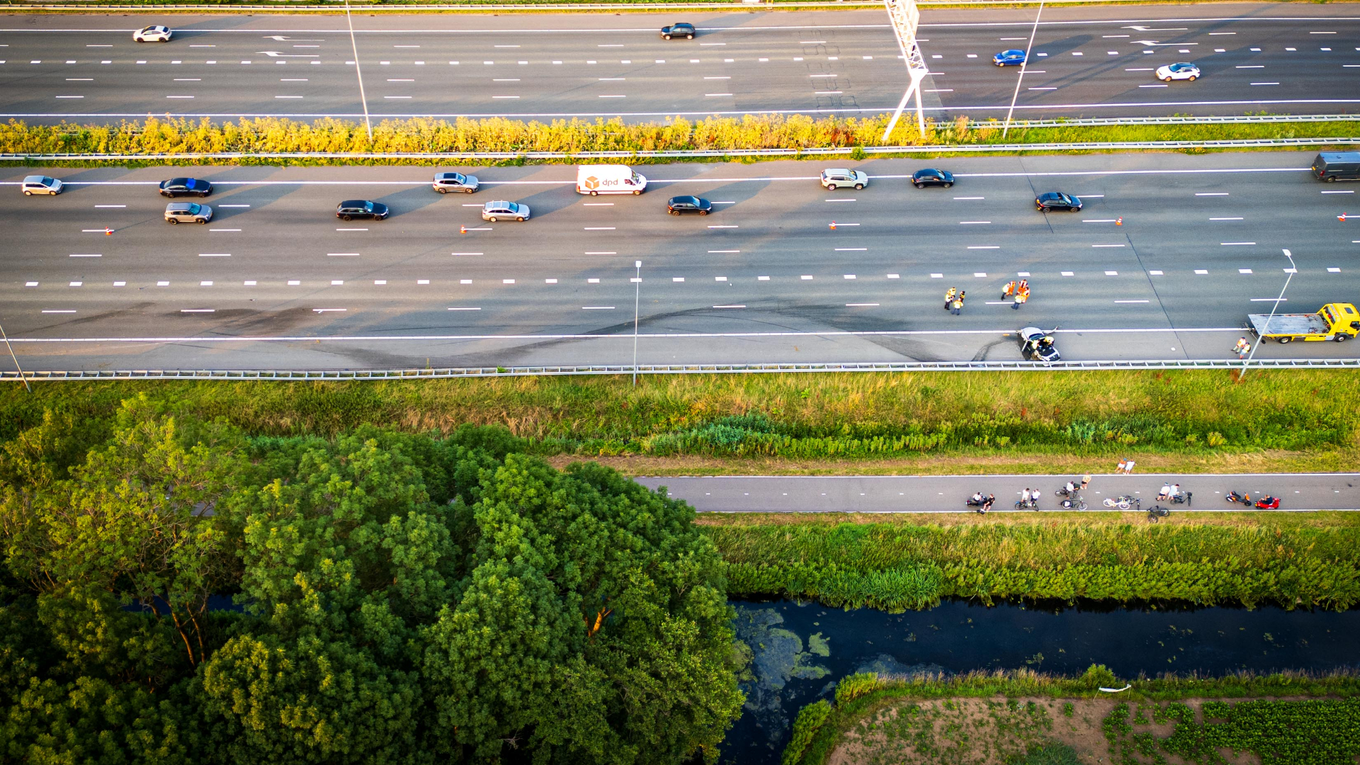 Op beelden is te zien dat de bestuurder van de auto de controle over het stuur kwijt was.