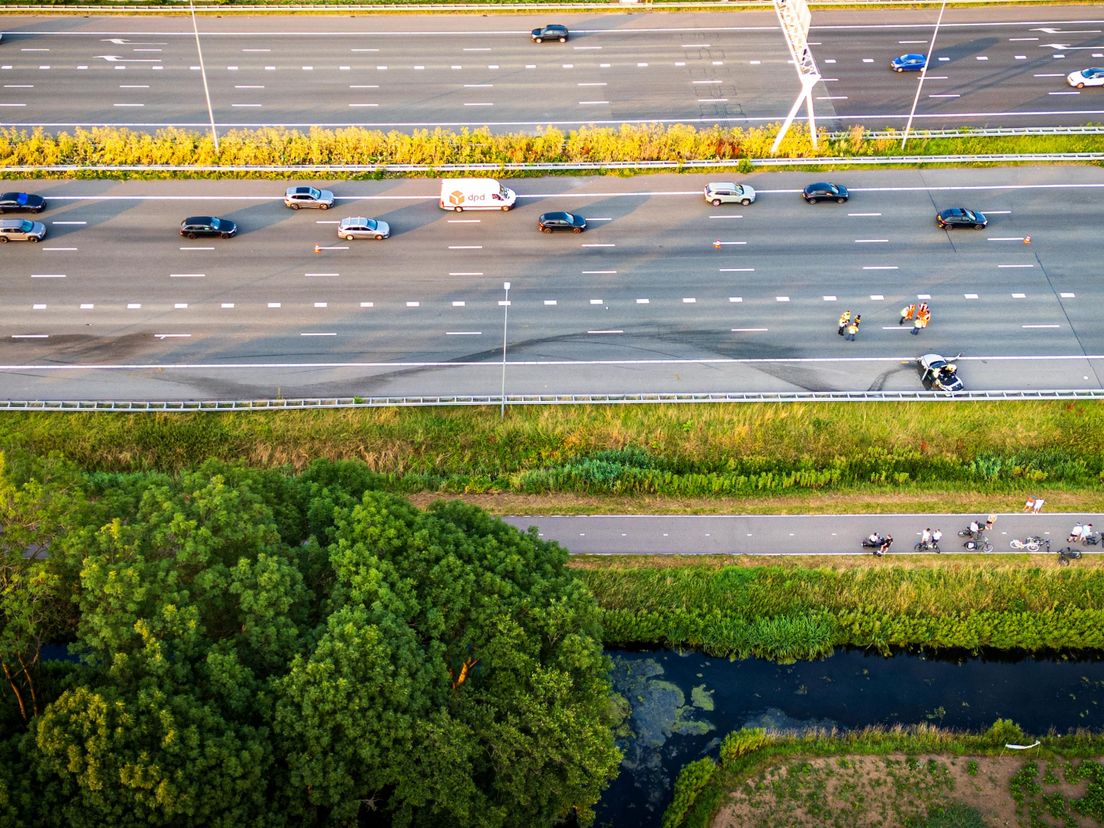 Op beelden is te zien dat de bestuurder van de auto de controle over het stuur kwijt was.