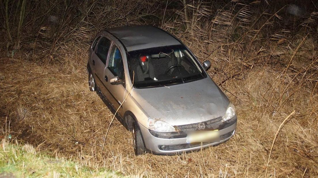 Auto van het talud af bij Hasselt