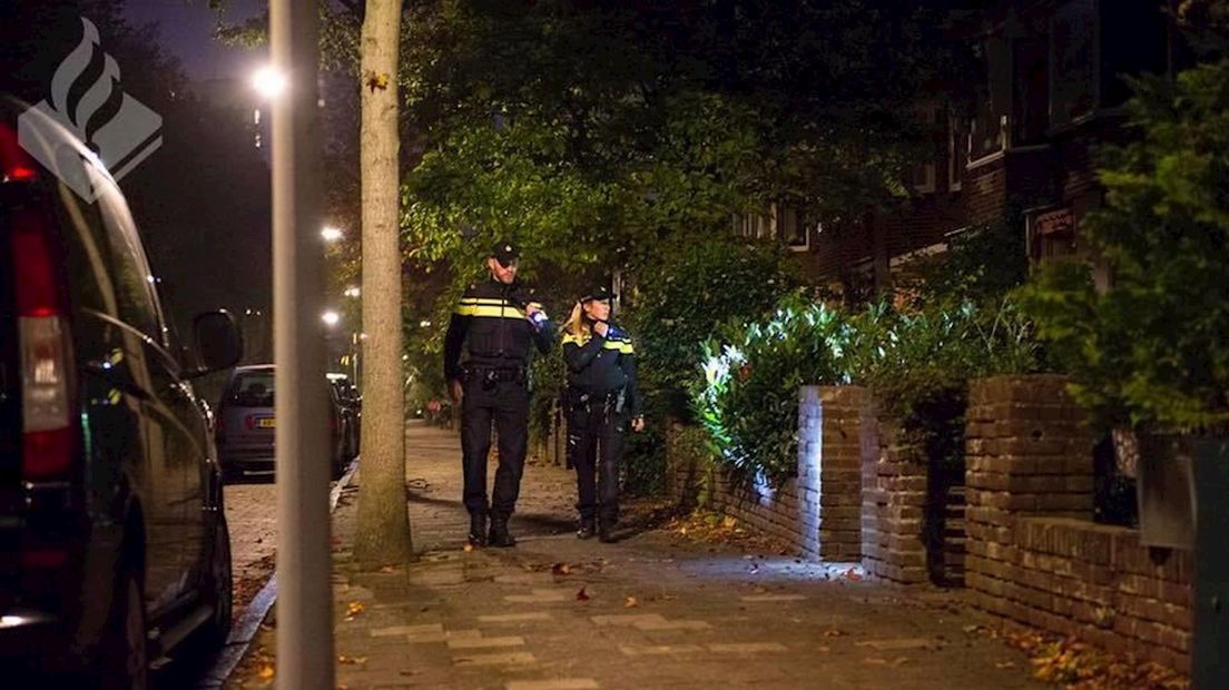 Agenten doen onderzoek rondom het huis in Enschede