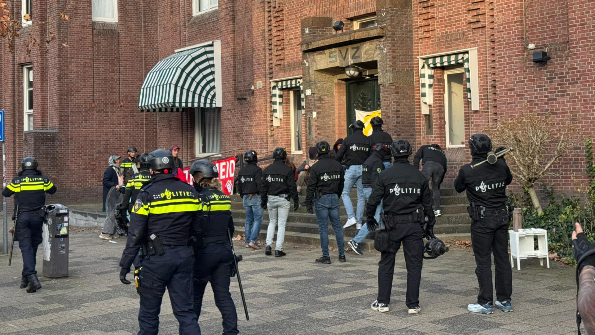 Toen de krakers geen gehoor gaven aan de oproep van de politie, werd het pand met een groot team ontruimd.
