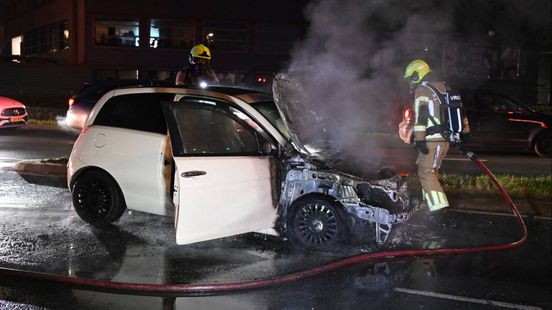 Deze proefrit was geen succes: auto vliegt tijdens de rit in brand