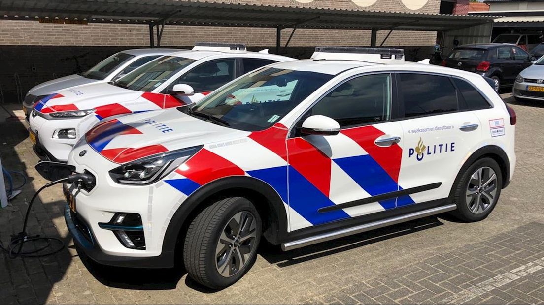 De twee elektrische auto's die de politie Noordoost Twente de komende maanden test