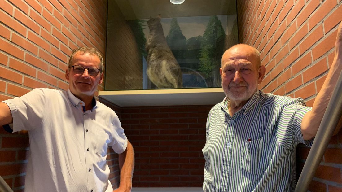 Huidig voorzitter van de zomerfeesten Erwin Keemers en voormalig voorzitter Geert Winkelhuis met de opgezette kangoeroe.
