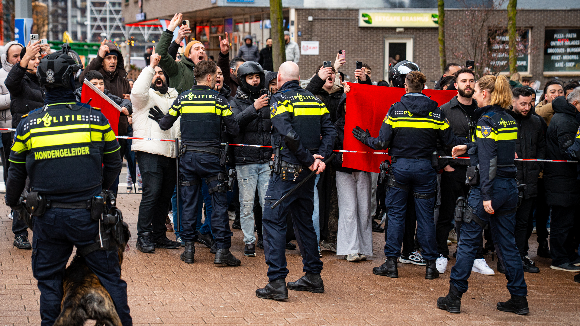 De politie heeft de groepen op Wilheminaplein uit elkaar gehouden.