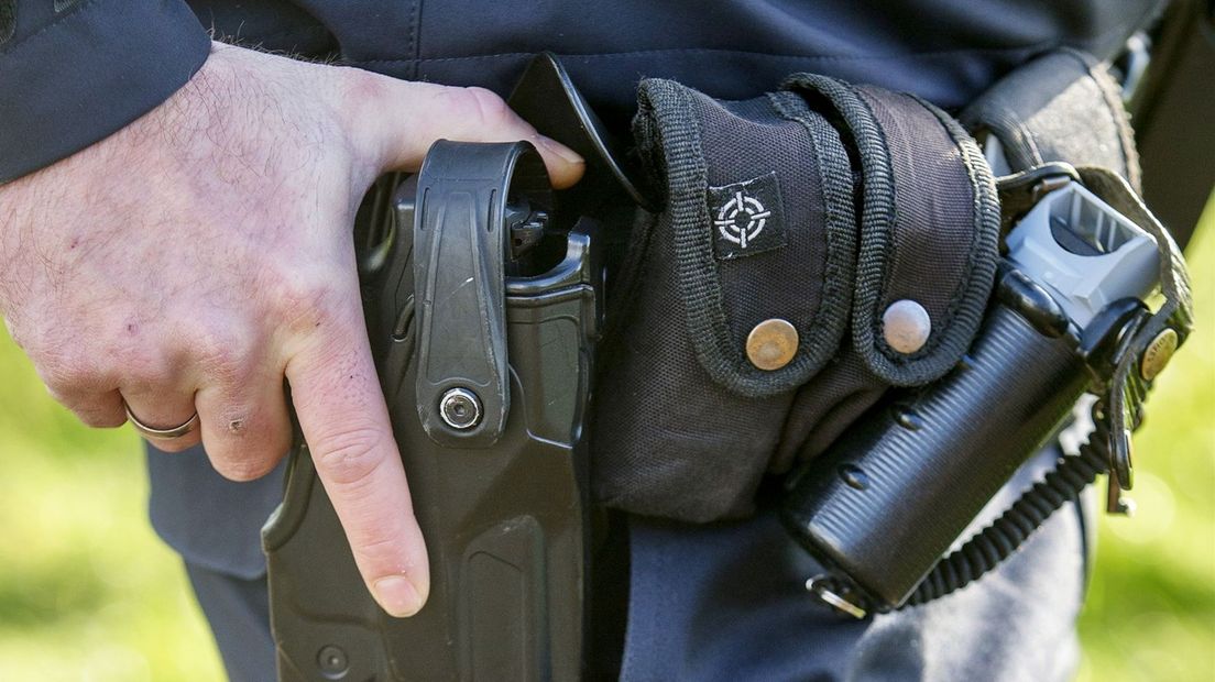 Politieagent staat op het punt om zijn dienstwapen te trekken ANP-330242220