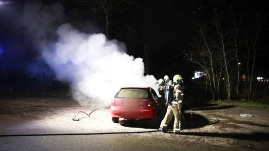 Autobrand geblust • vlammen in schuurtje
