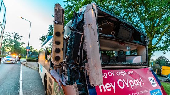 Ongeluk met hijskraan en lijnbus veroorzaakt ravage: passagier naar het ziekenhuis
