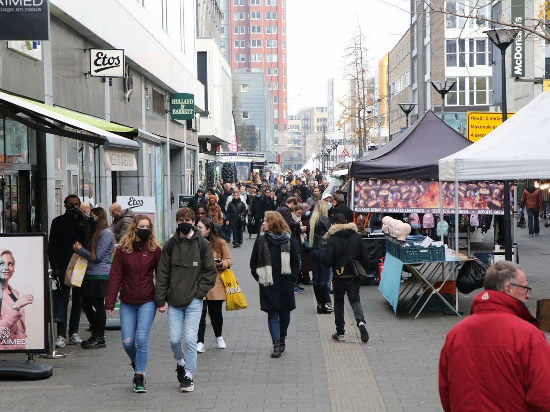 Drukte in het centrum van Rotterdam op zaterdag 28 november 2020 (Bron: MediaTV - Joey Heijstek)