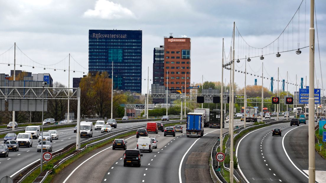 Het gebouw van Rijkswaterstaat langs de A12