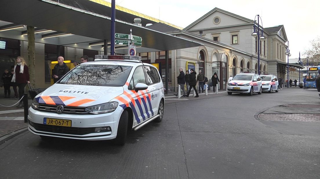 Politie bij het station in Zwolle (Rechten: Persbureau Meter)