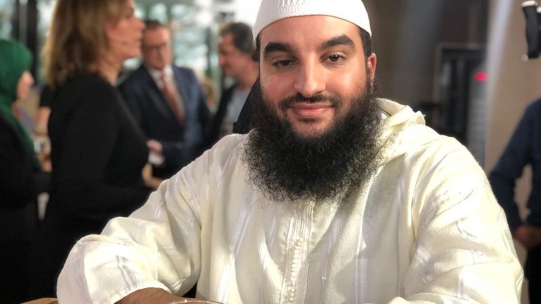 Burgemeester Ahmed Marcouch van Arnhem is in de fout gegaan met uitspraken over een nieuwe imam van een moskee in de stad. Hij had ineen artikel in de Gelderlander gezegd dat het salafisme problematisch en gevaarlijk is. De imam vond dat de beweringen hem verdacht maakten en spande daarom een kort geding aan. De rechter gaf de islamitische voorganger gelijk. De gemeente Arnhem moet het artikel rectificeren en de imam 4000 euro schadevergoeding betalen.