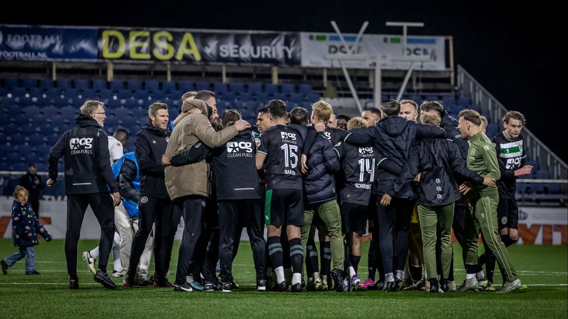 FC Groningen viert het punt tegen Telstar