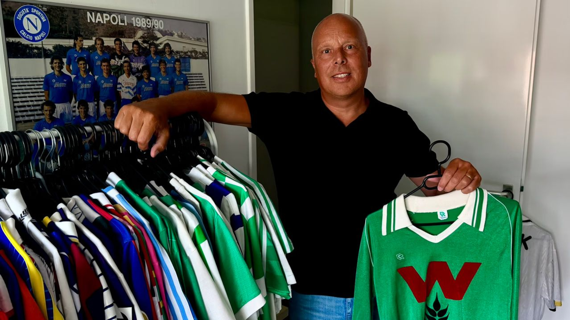 Gerdo verzamelt alles over FC Wageningen, en heeft bovendien meer dan 600 voetbalshirts van andere clubs