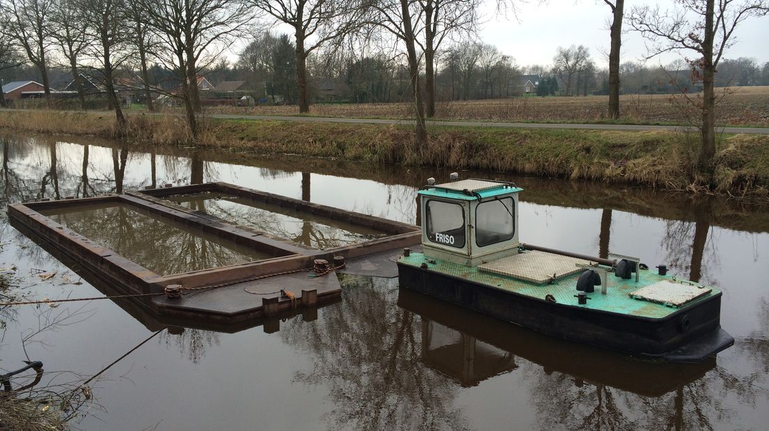 Duwbootje met volle baggerschepen in het Linthorst Homankanaal bij Noordscheschut.  (Rechten: Serge Vinkenvleugel/RTV Drenthe)