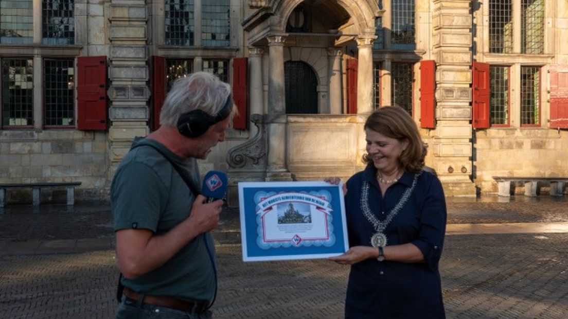 Burgemeester Marja van Bijsterveldt krijgt de oorkonde uitgereikt