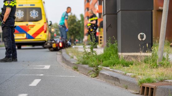 Scooterrijder met spoed naar ziekenhuis na ongeval Deventer. Scooterrijder met spoed naar ziekenhuis na ongeval Deventer.