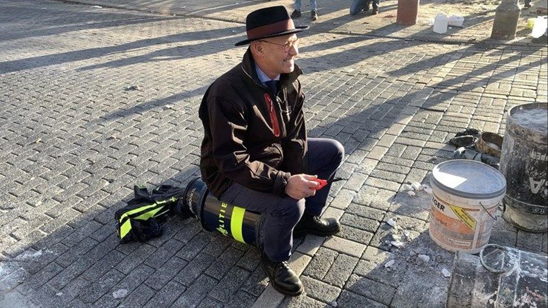 Burgemeester Bort Koelewijn van Kampen schiet zelf ook nog wel eens carbid