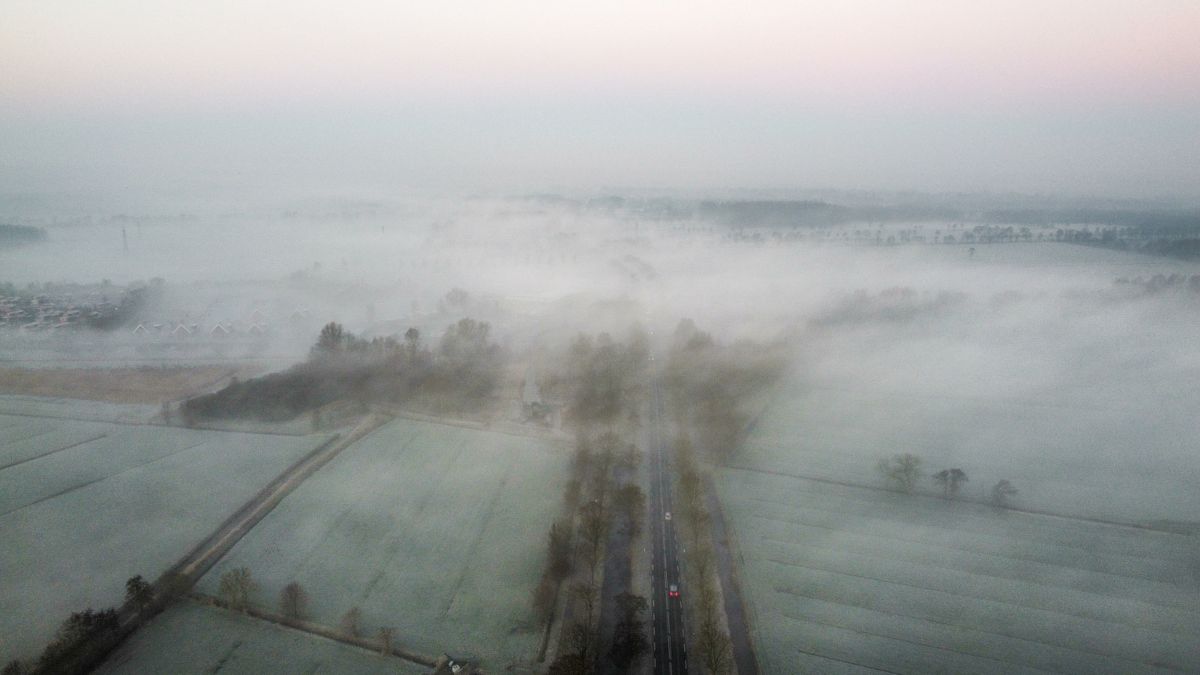 Code geel vanwege 'verraderlijke' dichte mist | Twee keer brand in woning Haulerwijk