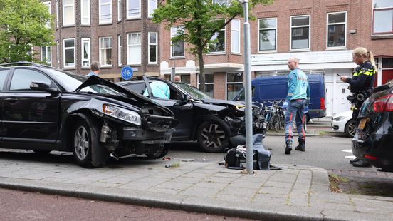 Persoon naar het ziekenhuis na botsing | Schade na aanrijding met twee auto's