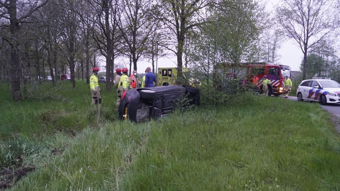 De auto kwam op de zijkant tot stilstand