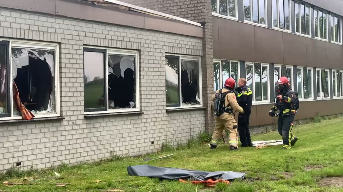 Hulpdiensten doorzoeken het pand in Winschoten na de brand en de explosie
