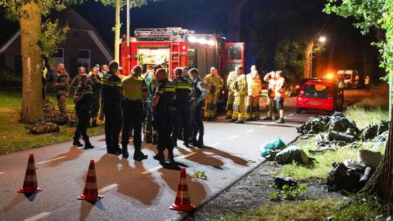 Vier studenten en docent in ziekenhuis na aanrijding. Vier studenten en docent in ziekenhuis na aanrijding.