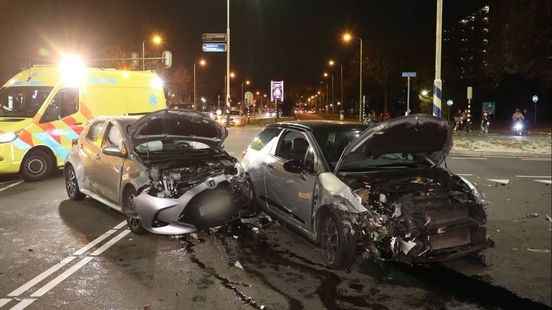 Gewonde en veel schade bij botsing