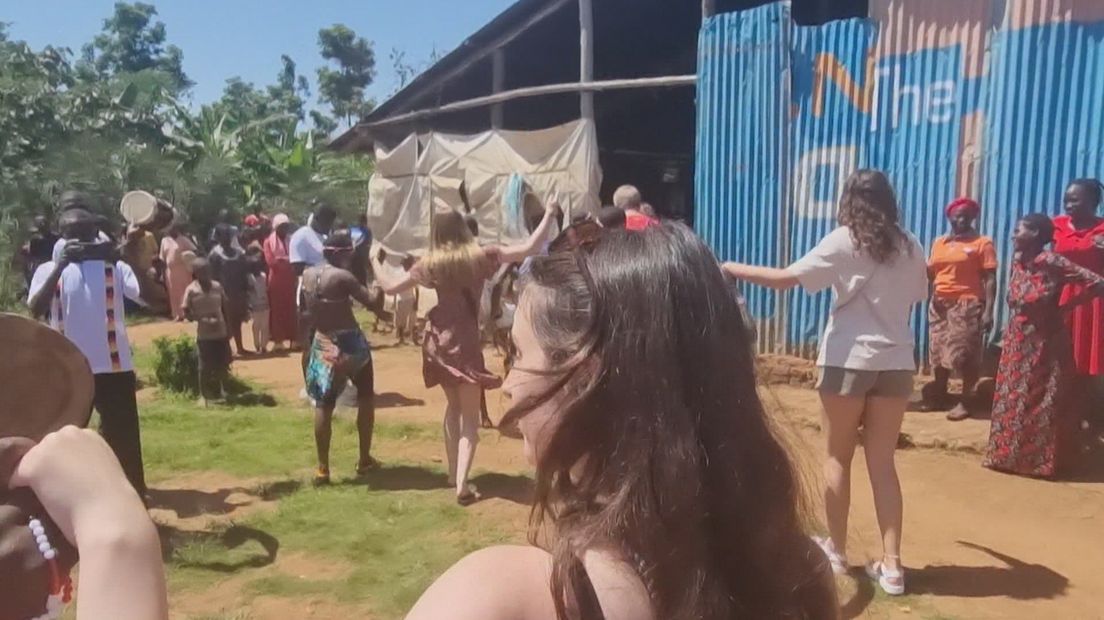 Studenten en Oegandezen dansen samen